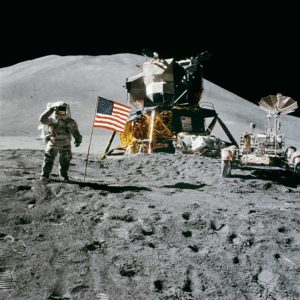 Apollo_15_flag,_rover,_LM,_Irwin