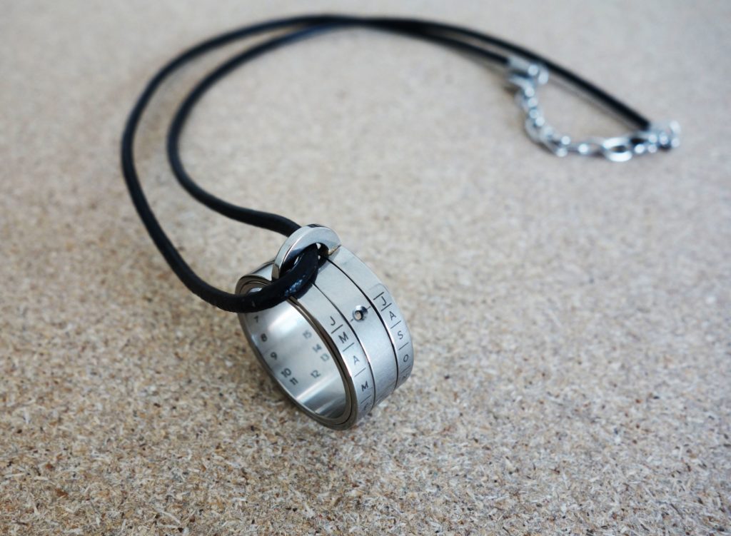 NOMOS Glashütte Bauernring Karabiner durchführen Sonnenuhr