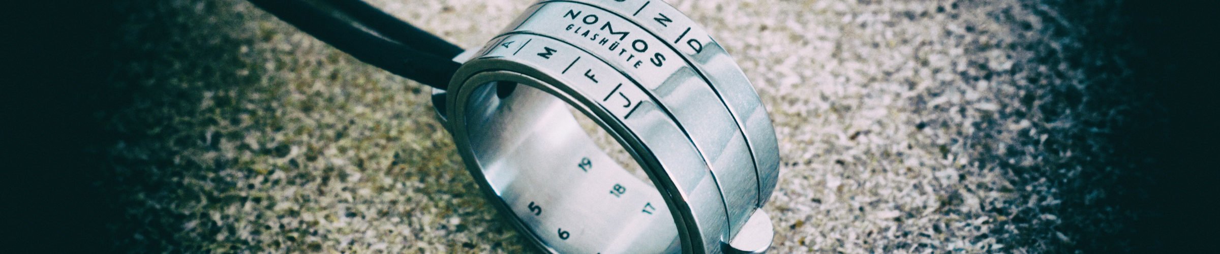 NOMOS Sonnenuhr-Ring Bauernring Glashütte hohe Qualität Höhensonnenring