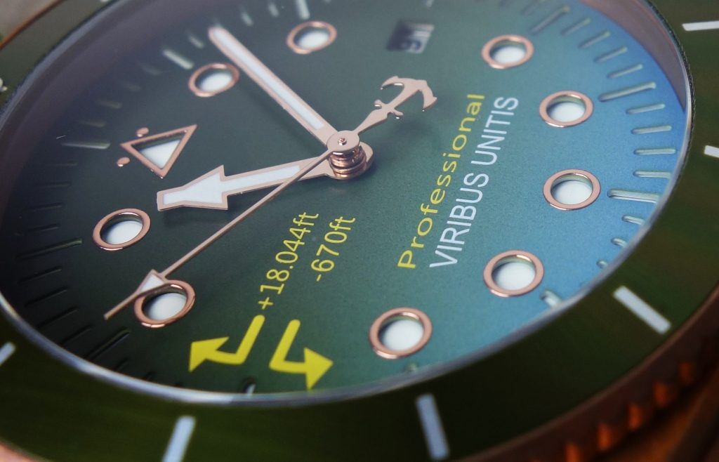 Viribus Unitis Bronze Uhr grün Farbverlauf