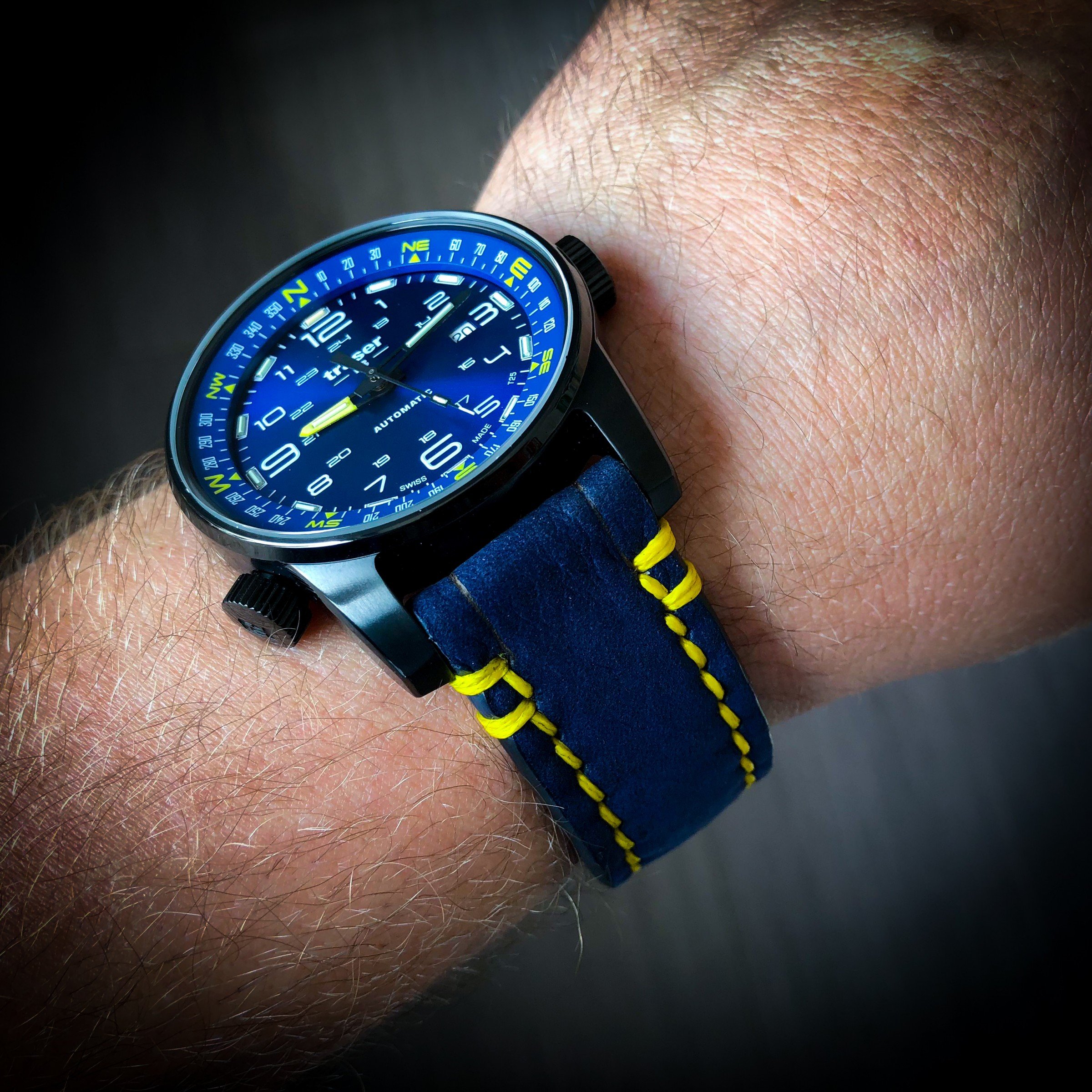 Customized blaues Lederband mit gelber Naht
