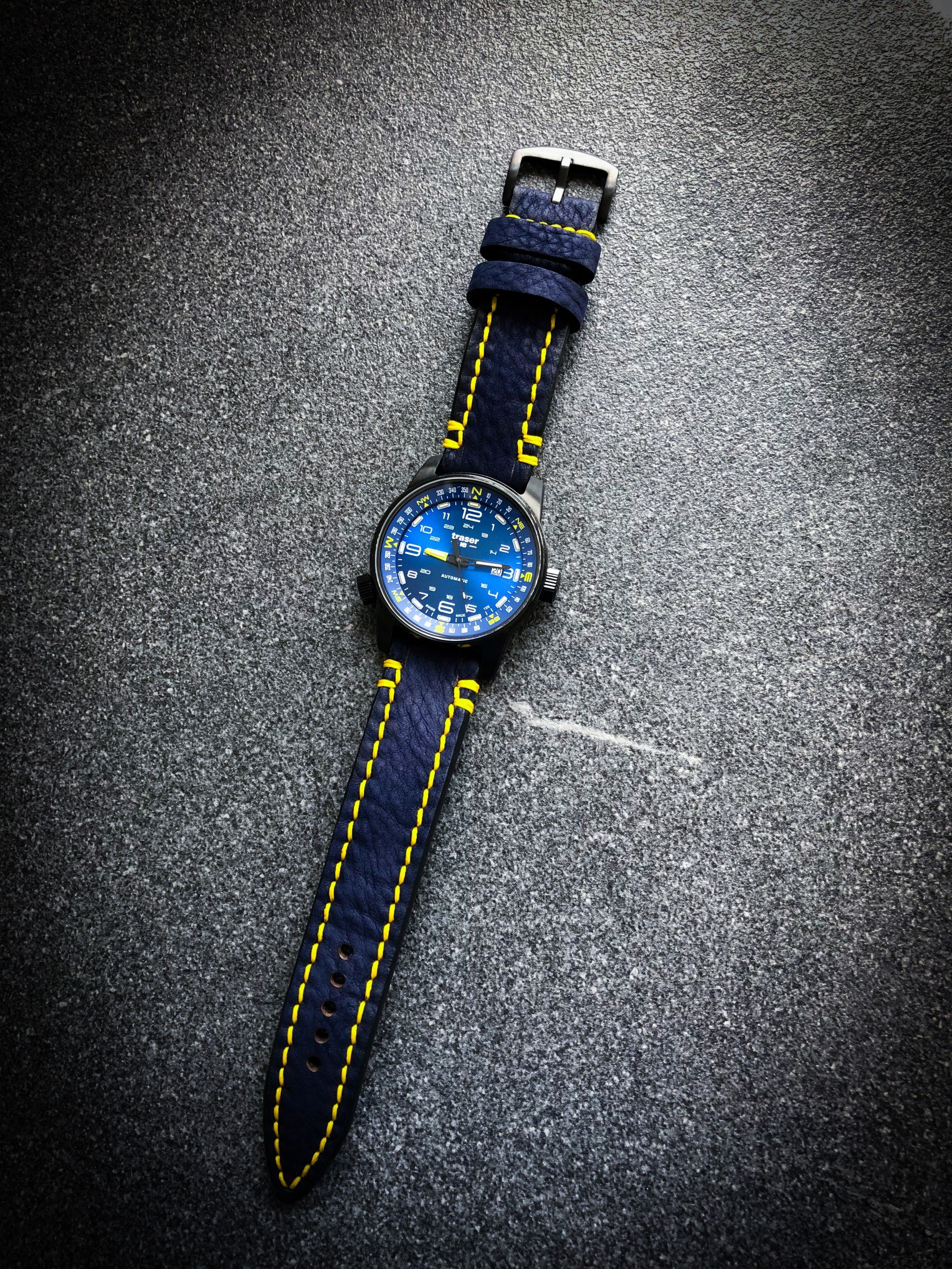 Individualisiertes blaues Uhrenarmband mit gelber Naht