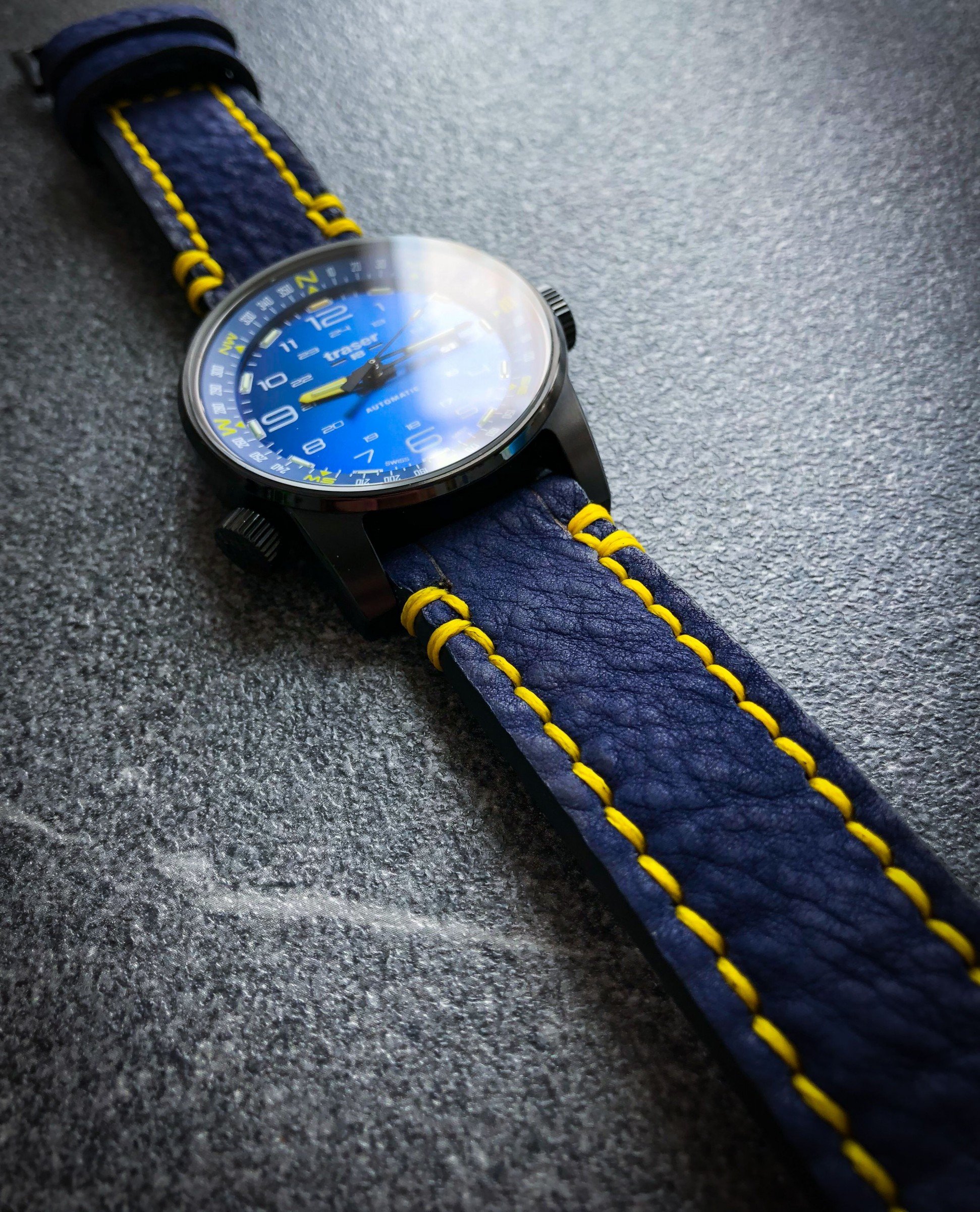 selbst gestaltetes blaues Uhrenband mit gelber Naht
