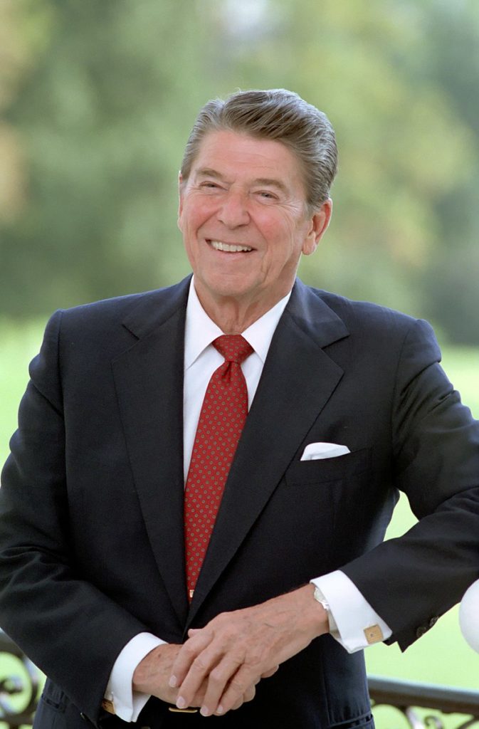 788px-President_Reagan_poses_at_the_White_House_1984