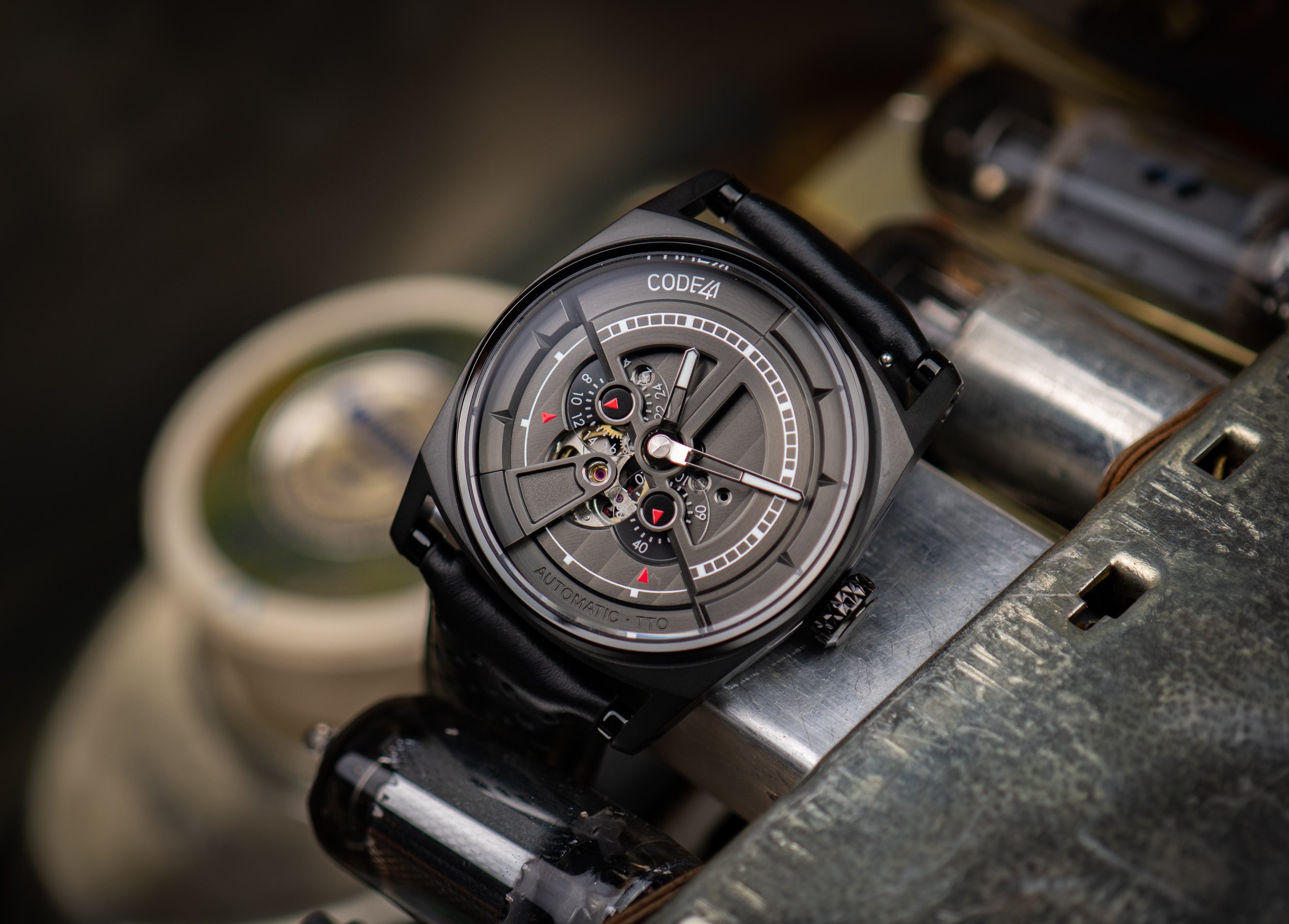 Read more about the article CODE41 Anomaly-01: Teil-skelettierte Uhr mit offener Unruh im Test