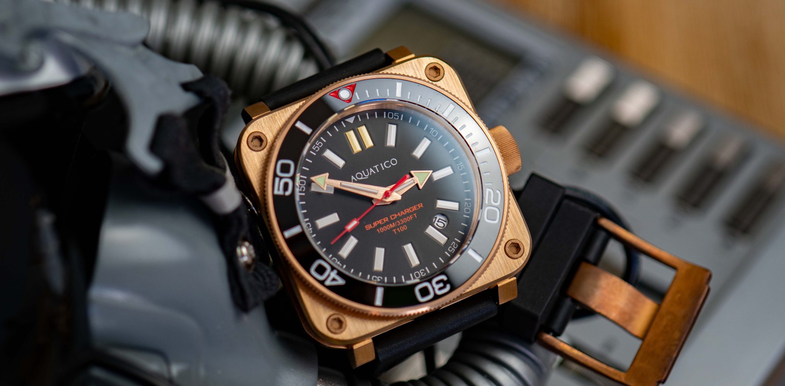 Read more about the article Quadratisch, praktisch, gut? Aquatico Watch Super Charger Dive 1000 Bronze mit Tritium (H3) im Test