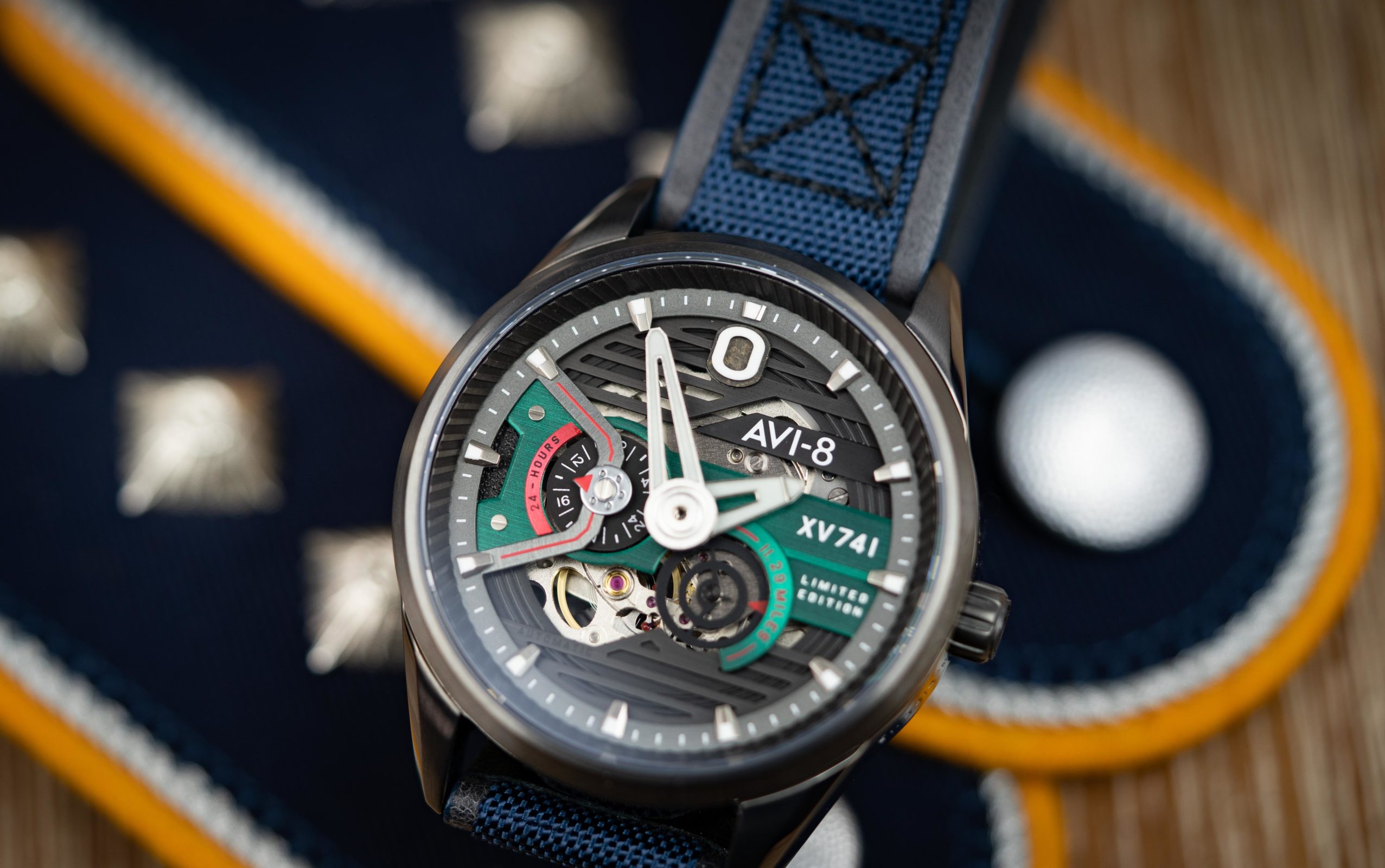 Read more about the article Mit echtem Rumpfteil eines Hawker Harrier Kampfflugzeugs: AVI-8 XV741 Blue Nylon Automatic Limited Edition [UPDATE]