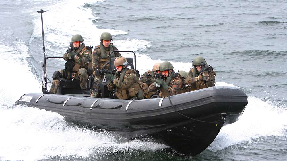 boarding soldaten im speedboot