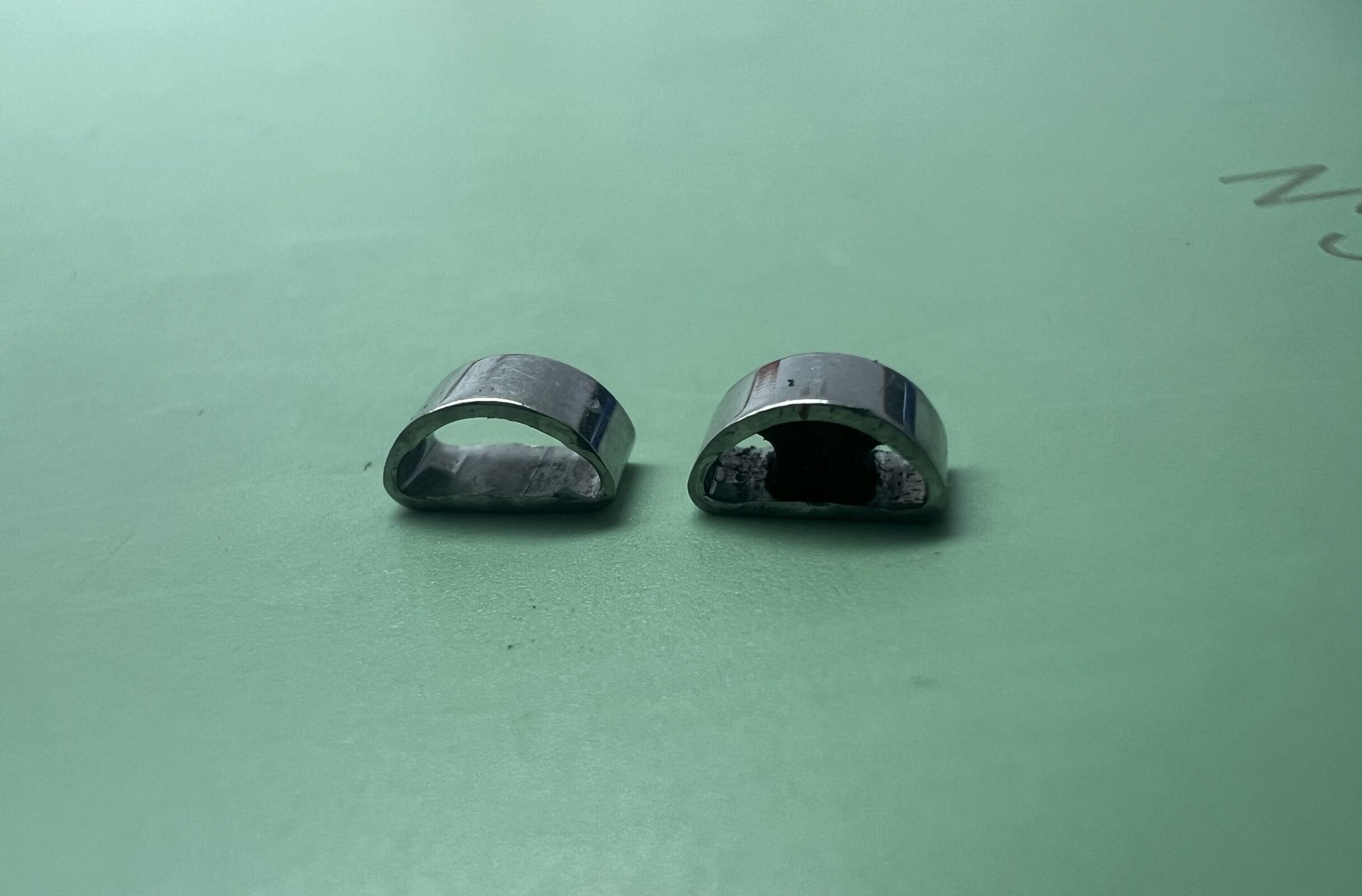 6. Verschmutzes Innenglied eines Rolex Jubilee Armbands (rechts) und gereinigtes Innenglied eines Rolex Jubilee Armbands (links)