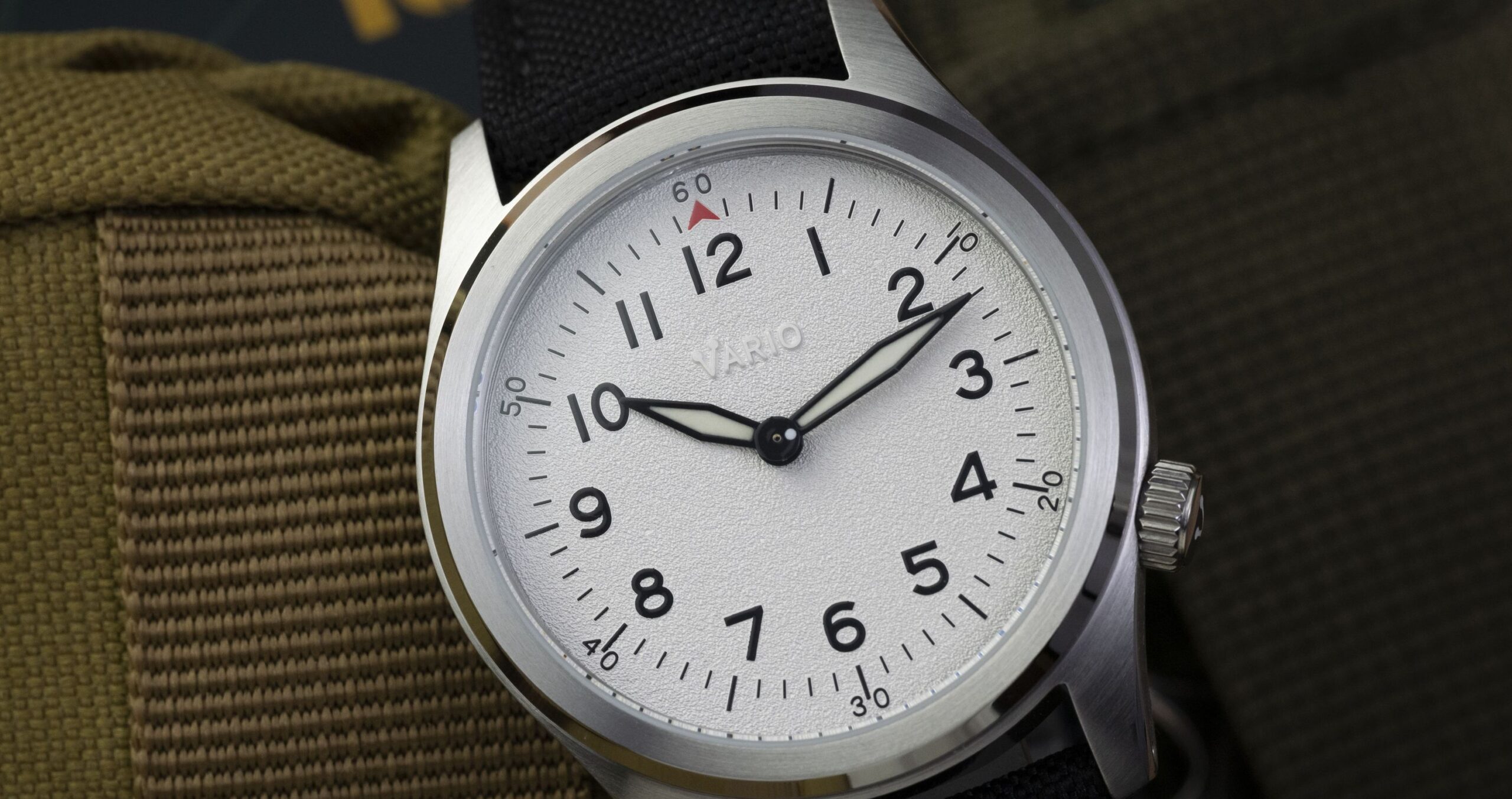 Mehr über den Artikel erfahren Volle Ladung!? Die günstige Solar-Uhr Vario 1945 A-11S im Test