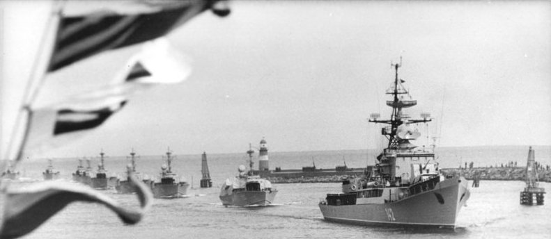Rostock, 25. DDR Jahrestag, Flottenparade