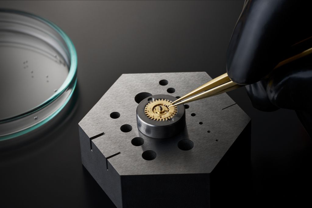 PMC RedGold 02 Inserting the balls of the program wheel LowRes sRGB 1