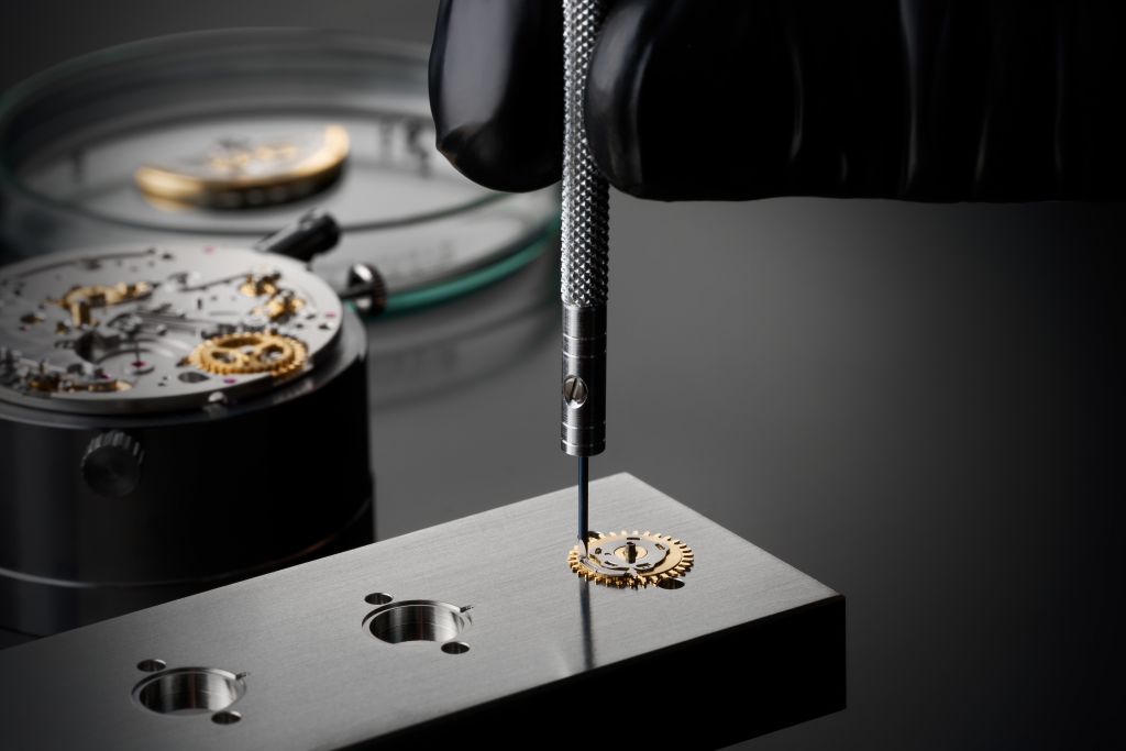 PMC RedGold 04 Screwing spring and pawl onto program wheel LowRes sRGB 1