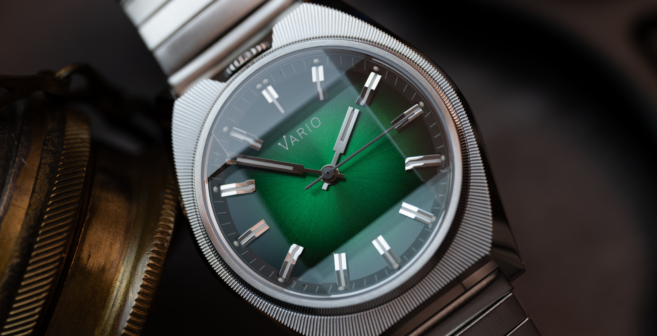 Mehr über den Artikel erfahren Diese Uhr kommt DIREKT aus den 70er-Sci-Fi-Filmen: Vario Futurist