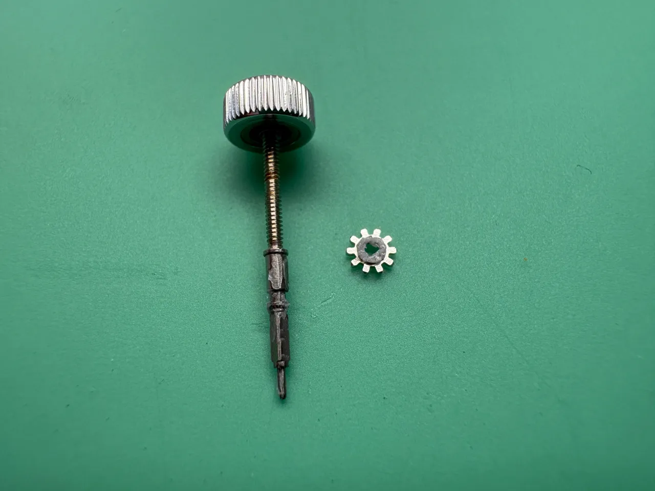 3. eingefettete Aufzugwelle und Kupplungsrad eines ETA 2824 2