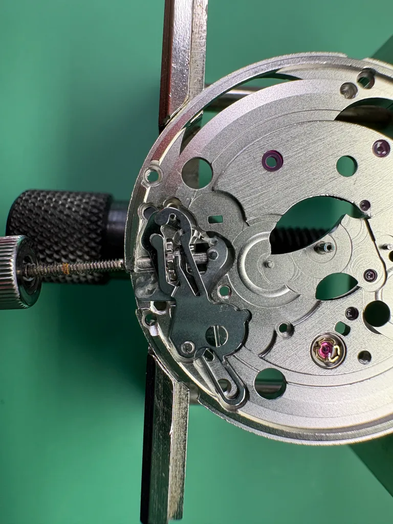 9. montierte Winkelhebelfeder des ETA 2824 2